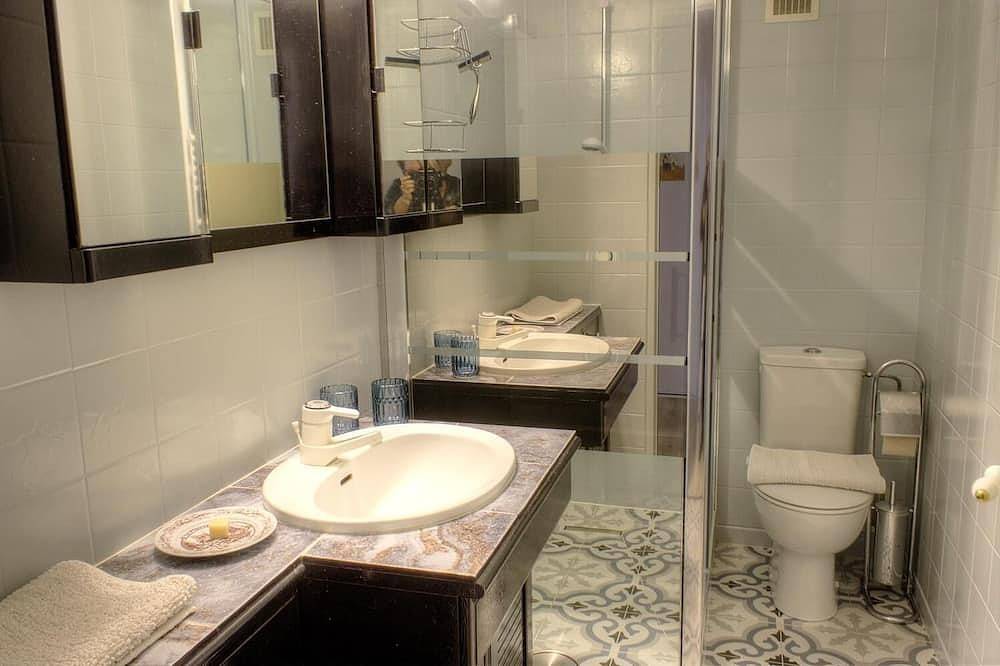 Entire apartment, La Rose & Le Loup, eco-vintage gite between sea and mountain in Spéracèdes, Cannes region