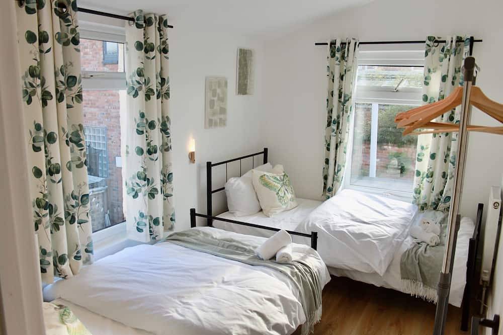 Carlton House 3 Bedrooms ,Cinema, Wifi, Mini Golf in Northampton, Northamptonshire