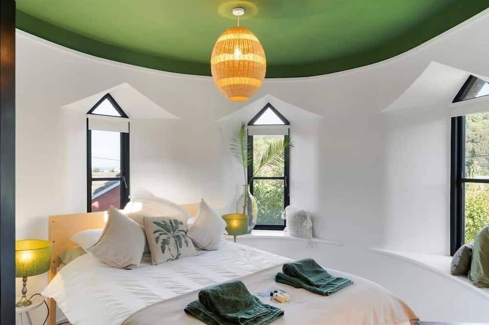 Castle by the Beach with Sea Views, Portreath in Portreath, Cornwall