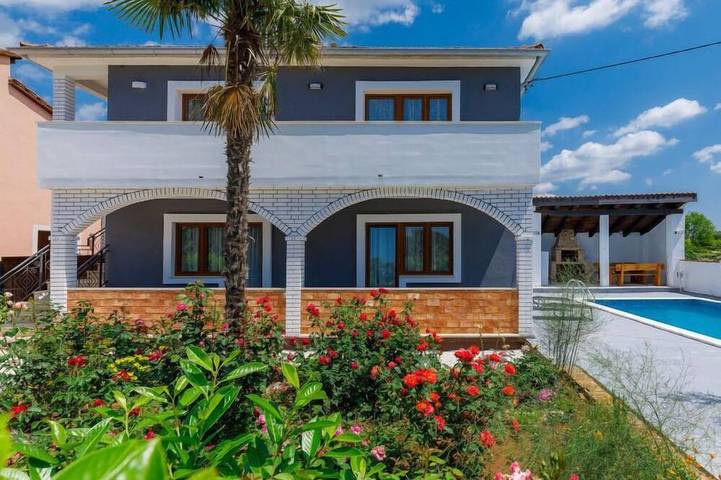 Ferienhaus für 8 Personen, mit Pool und Garten