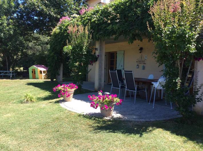 Chambre d’hôte pour 2 personnes, avec jardin ainsi que vue et piscine à Domme