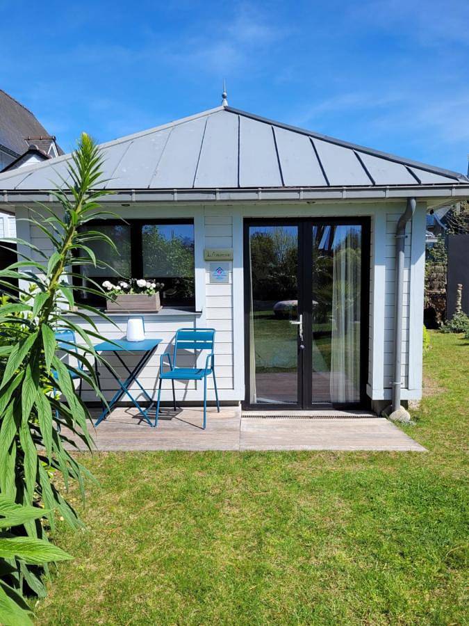 Location de vacances pour 2 personnes, avec terrasse et piscine ainsi que jardin et vue dans Plage du Port-Blanc