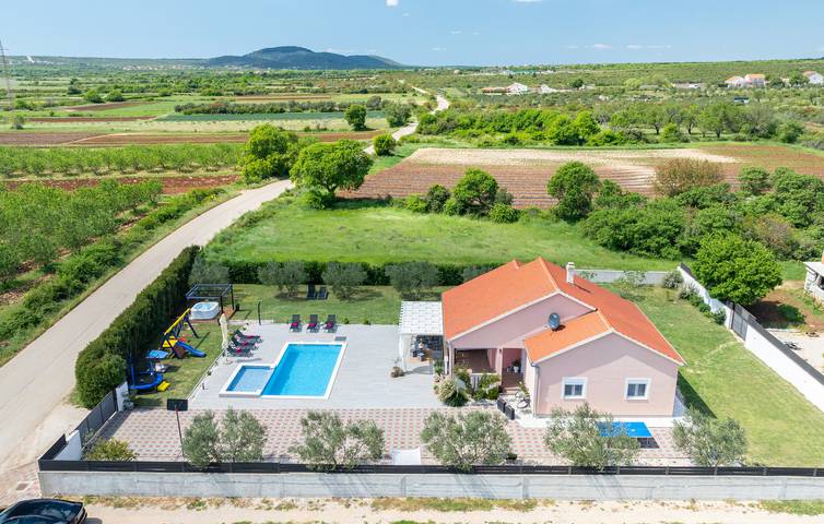 Ferienhaus für 8 Personen, mit Garten und Whirlpool in Zadar