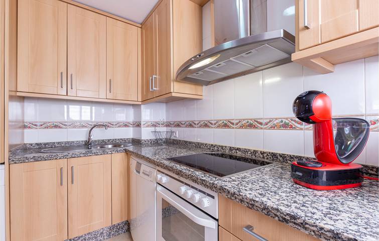 Entire holiday apartment, Charming 2km from Bil Bil Beach with AC, Pool & Terrace in Torrequebrada, Benalmádena