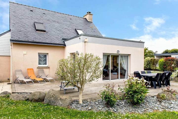 Location de vacances pour 8 personnes, avec jardin à Plougoulm