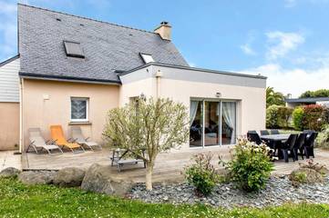 Gîte pour 8 personnes, avec jardin à Plougoulm