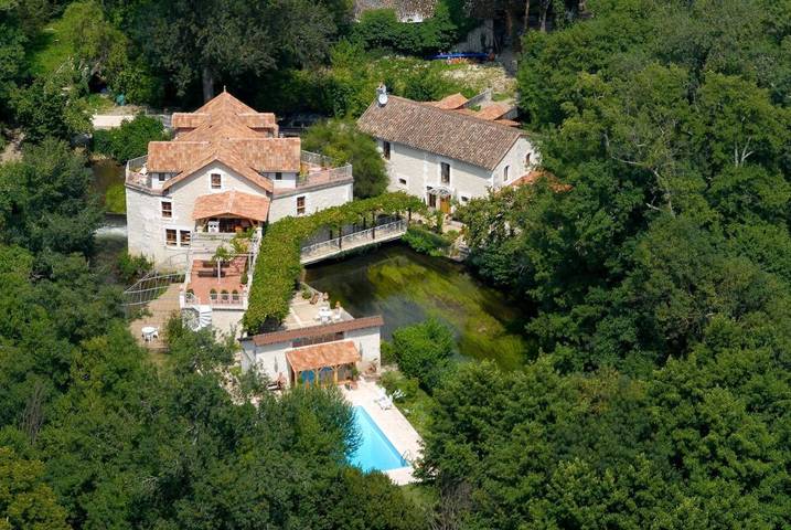 Gîte pour 2 personnes, avec piscine ainsi que vue et balcon à Villetoureix
