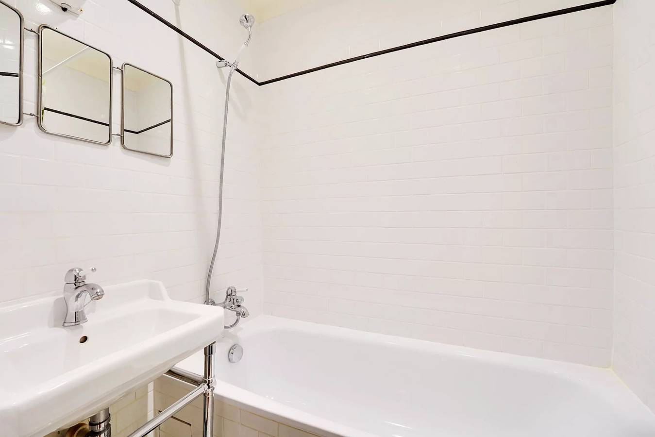 Entire apartment, Martyrs Village Montmartre 2 bedrooms in Paris, Ile de France