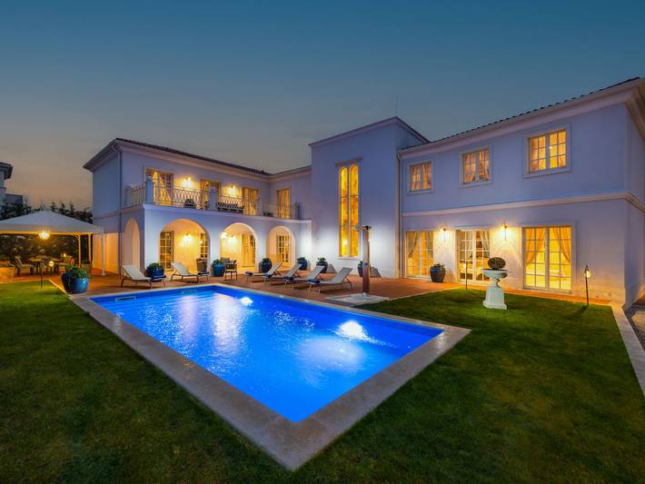 Vakantiehuis voor 8 personen, with zwembad and terras as well as tuin in Novigrad