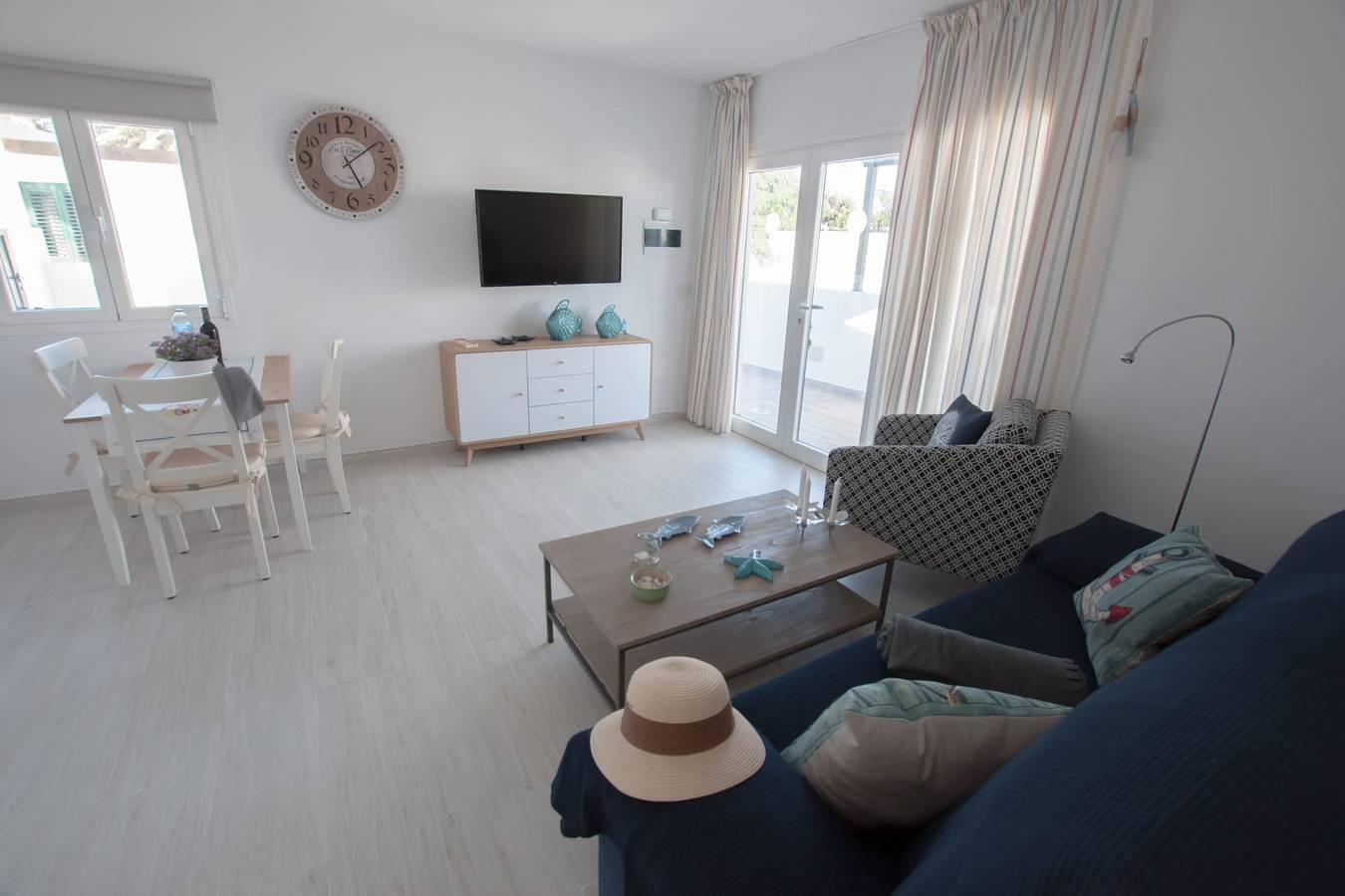 Entire apartment, Estrella De Mar 1 - shared swimming pool, free wifi in Playa Bastián, Teguise