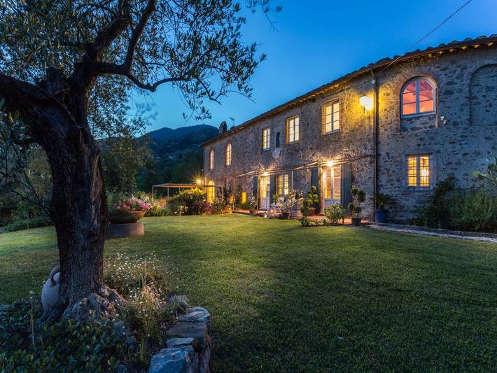 Agriturismo per 14 persone, con piscina e giardino, adatto a famiglie con bambini a Capannori