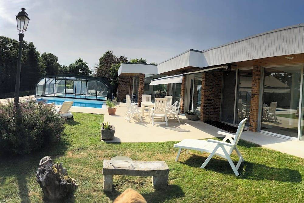 Architect House 1975 renovated with swimming pools on 6000 m2 near Honfleur in Manneville-sur-Risle, Bernay region