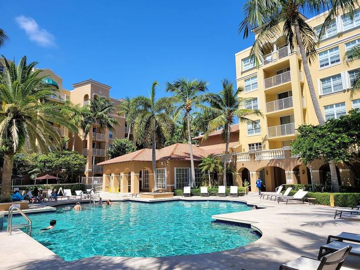 Vacation rental for 6 people, with pool and yard as well as hot tub in Aventura FL