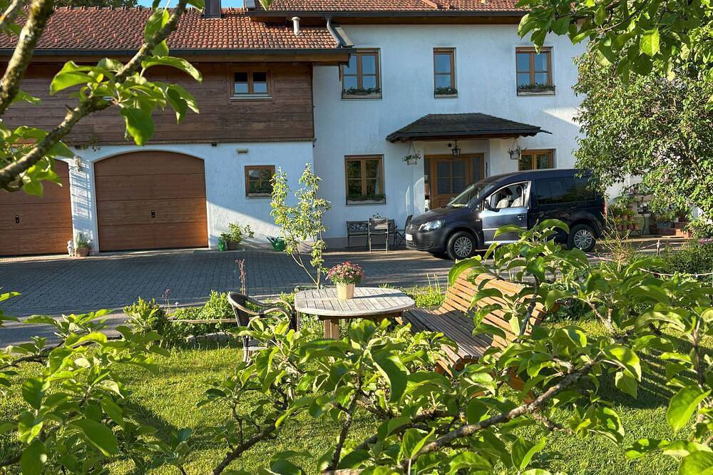Ganze Wohnung, Ferienwohnung 55qm mit Balkon für max. 3 Erwachsene in Traunstein, Chiemsee