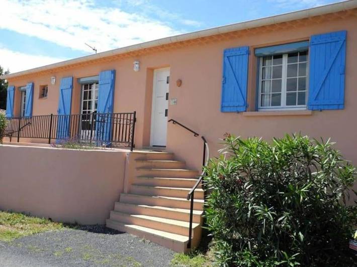 Location de vacances pour 6 personnes, avec Balcon et Jacuzzi ainsi que Terrasse et Jardin à Castelnau-de-Guers