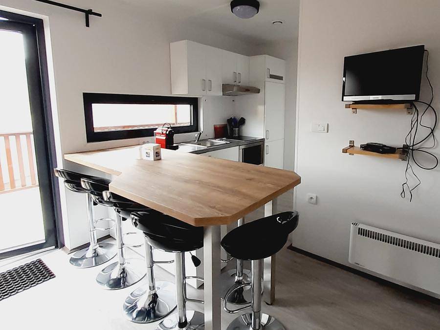 Flower Camping Le Belvédère - Chalet 6 personen - Premium Chalet Belvedere mit Seeblick - 3 Schlafzimmer und 2 Bäder in Neuvéglise, Region Saint-Flour