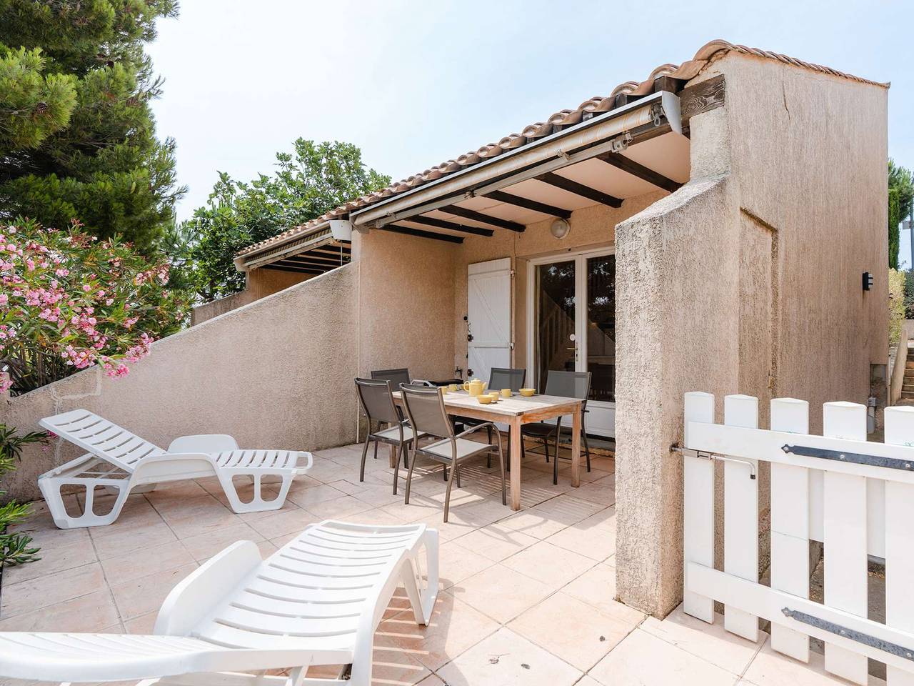 Charmantes T3-Maison mitoyenne avec Terrasse, Parking et Piscine Collective in Narbonne Plage, Narbonne
