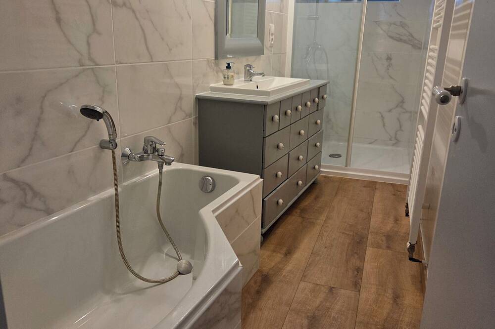 Appartement entier, Gîte de charme à la campagne avec Jacuzzi privatif - détente assurée in Cassagnes-Bégonhès, Aveyron