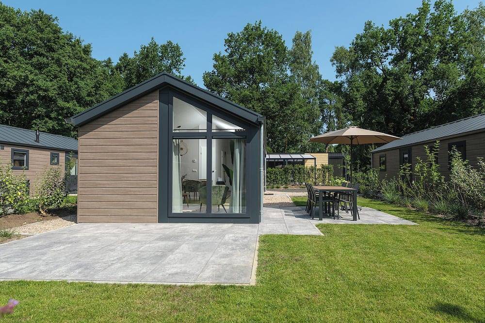 Die Doornenburg Lodge bietet eine komfortable Ferienunterkunft für 6 Personen mit modernen Annehmlichkeiten und einer eigenen Terrasse in der Veluwe. in Veluwe