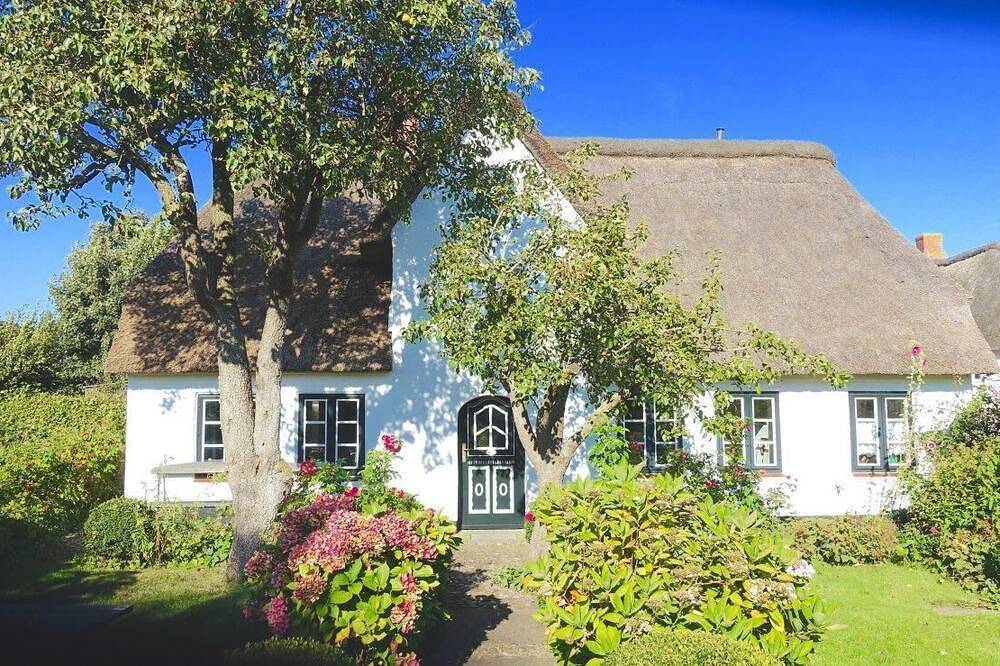 Das Petrine/s Hüüs liegt am Ortsrand von Midlum. in Nordfriesische Inseln (Schleswig-Holstein) (Schleswig-Holstein), Midlum