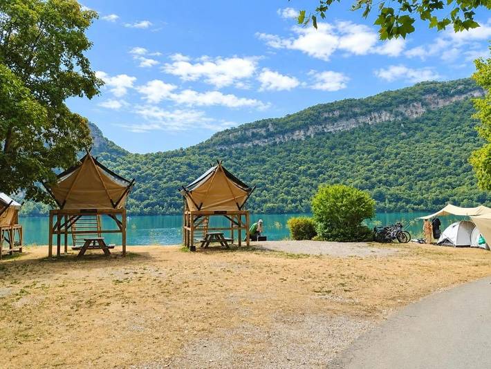 Camping pour 2 personnes, avec Terrasse et Piscine ainsi que Vue sur le lac et Vue