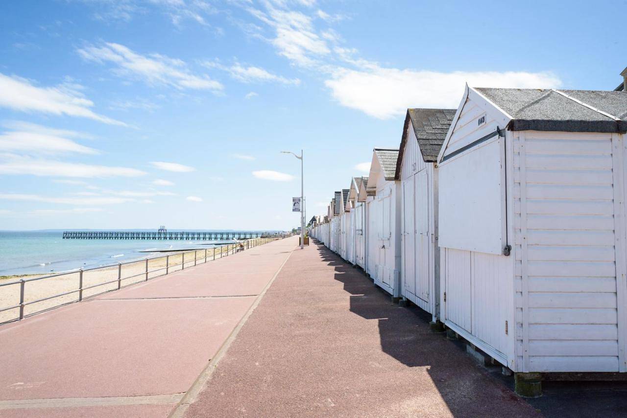 Ganze Wohnung, One-Bedroom Apartment with Terrace sea front in Luc-sur-Mer, Caen und Umgebung