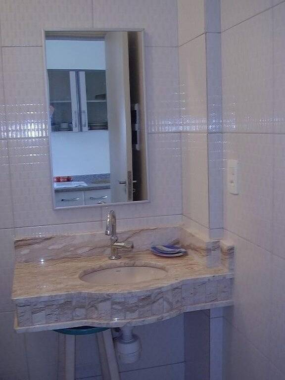 Ganze Wohnung, Charmantes Kitnet, ideal für Paare, 100 Meter vom Strand in Pitangueiras entfernt in Guarujá, Baixada Santista