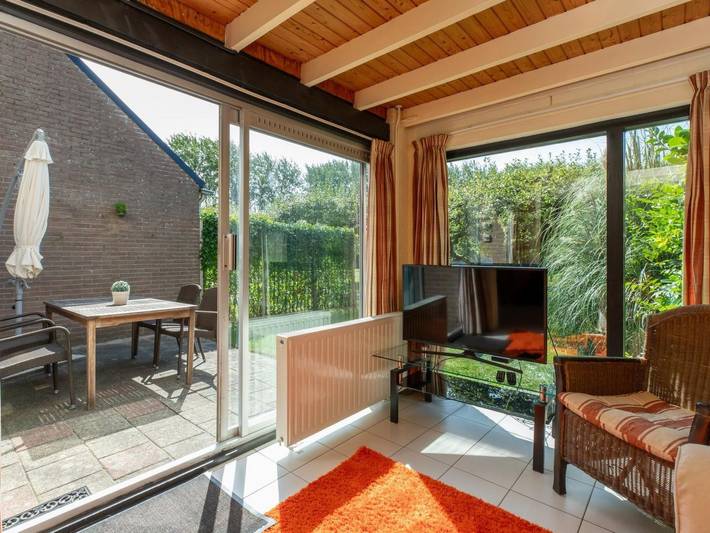 Ferienhaus für 4 Personen, mit Garten und Pool sowie Terrasse, kinderfreundlich in Burgh-Haamstede - 2
