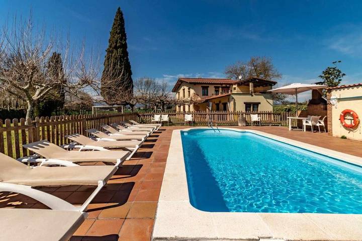 Casa rural para 15 personas, con jardín además de piscina y vistas en Viloví de Oñar