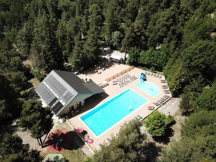 Gîte pour 6 personnes, avec terrasse et piscine à Méolans-Revel