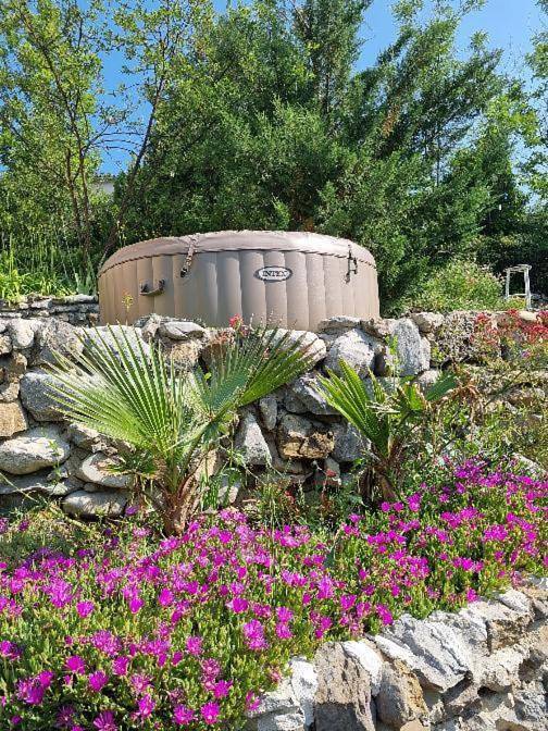 Gîte pour 2 personnes, avec jacuzzi et jardin à La Robine-sur-Galabre