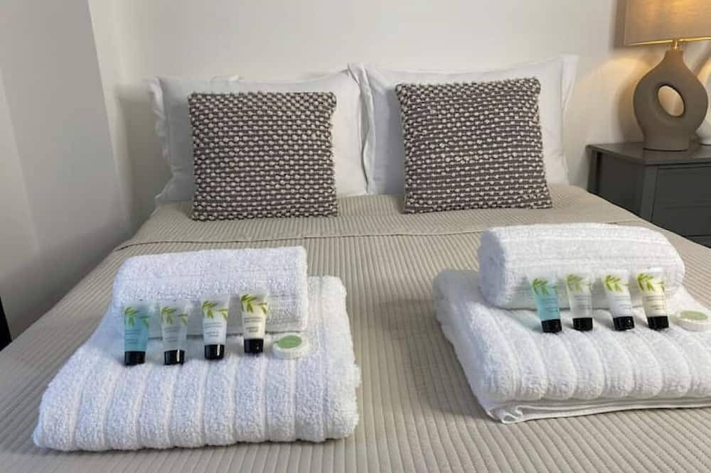 Entire apartment, Town Center Two-Bedroom in Swindon, North Wessex Downs