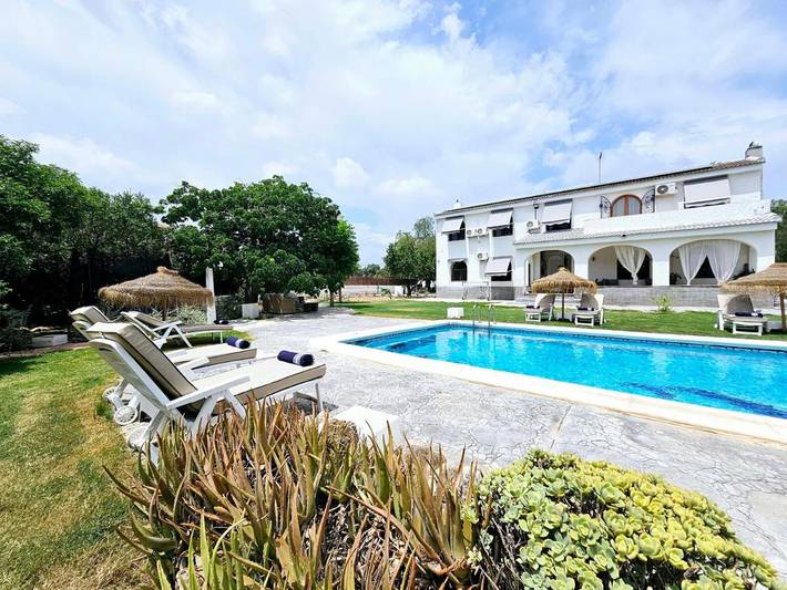 Casa para 14 personas, con vistas además de piscina y jardín, Se admiten mascotas en Alicante