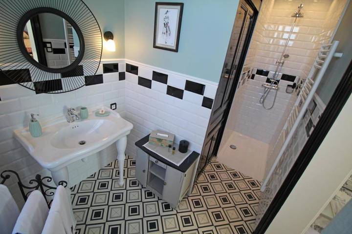 Location de vacances pour 2 personnes, avec jardin ainsi que vue et piscine à Châlus - 2