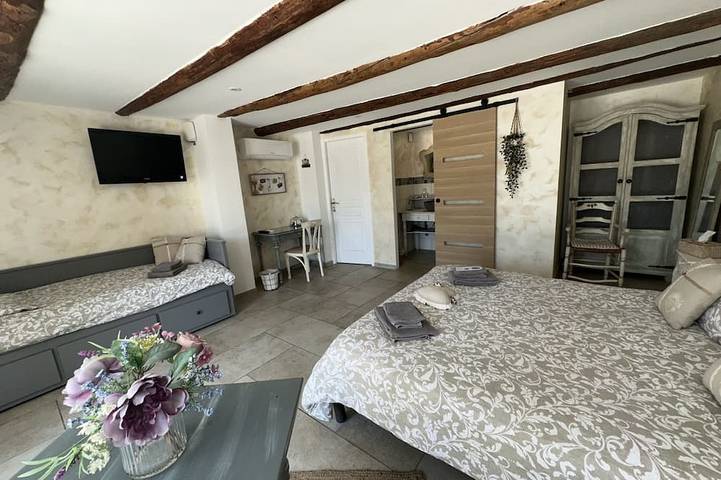 Dreibettzimmer-Komfort-Ensuite-Gartenblick in Bouc-Bel-Air, Mittelmeerküste (Frankreich)