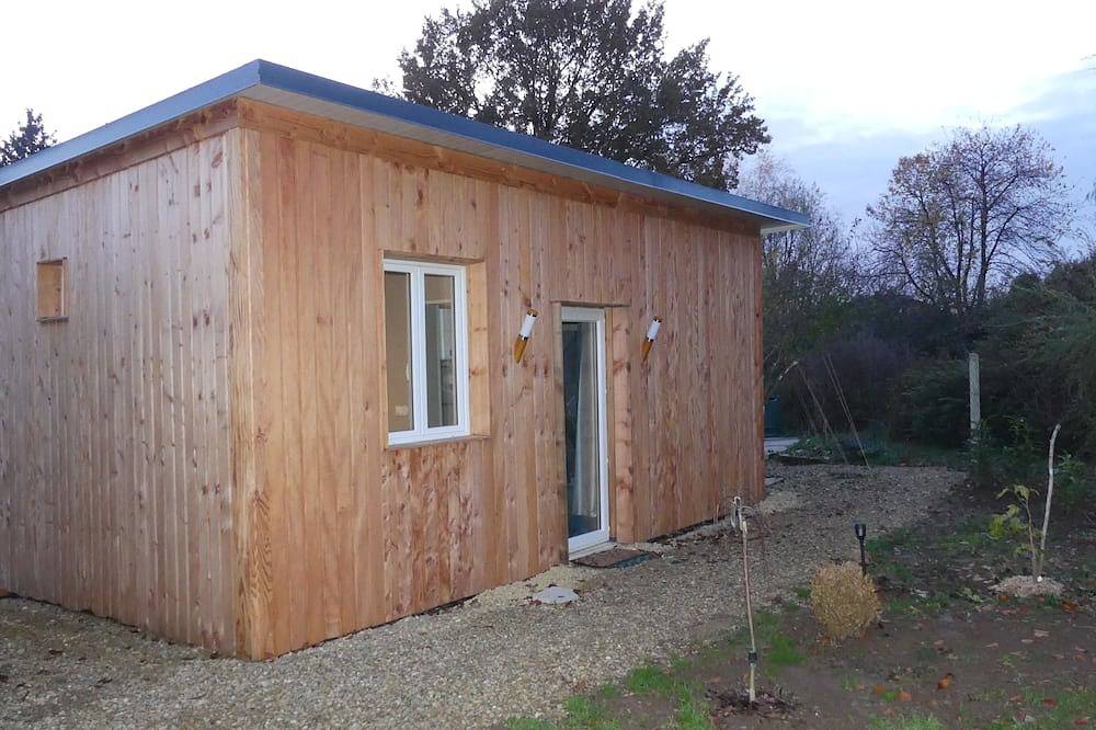 Garden house 2-4 persons with terrace near the forest in a quiet area. in Montcy-Notre-Dame, Ardenas