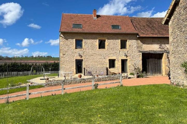 Gîte pour 8 personnes, avec terrasse et jardin à Saint-Laurent-en-Brionnais
