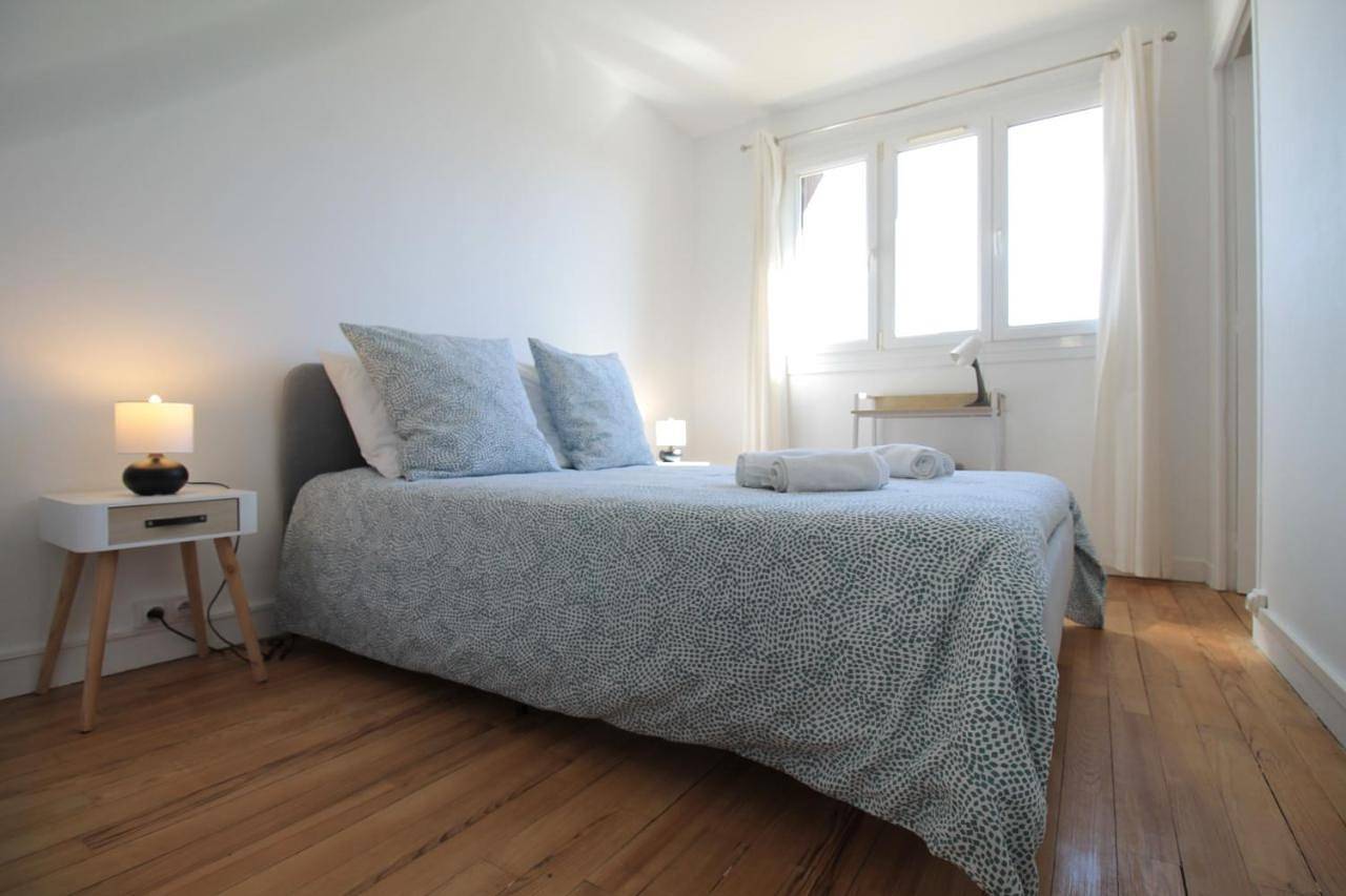 Appartement entier, La Colline - Pont-Hébert - com - Grand Parking gratuit, De 1 à 4 personnes, Tout équipé, Netflix, Amazon Prime Gratuits et Illimités, Matelas Emma, Lave Linge, Vue sur la Vallée, Rdc in Pont-Hébert, Région de Saint-Lô