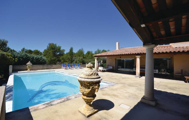 Retiro urbano junto a la piscina con aparcamiento in Joucas, Parque natural regional del Luberon