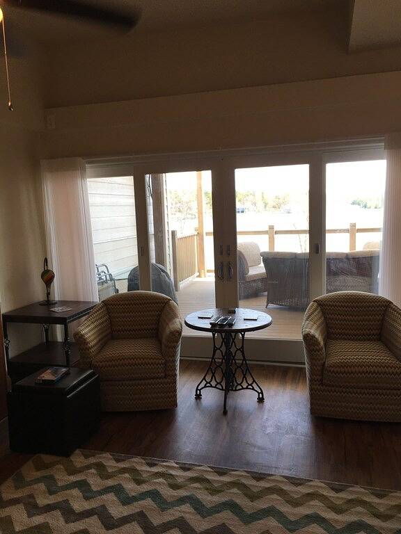 Ganze Wohnung, Kürzlich renovierte gemütliche Suite im Downton Charlevoix mit einer fabelhaften Aussicht! in Charlevoix, Charlevoix County