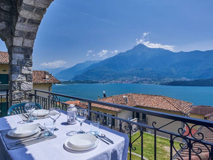 Apartment for 4 people, with Balcony and Terrace as well as Garden and Lake view in Lake Como