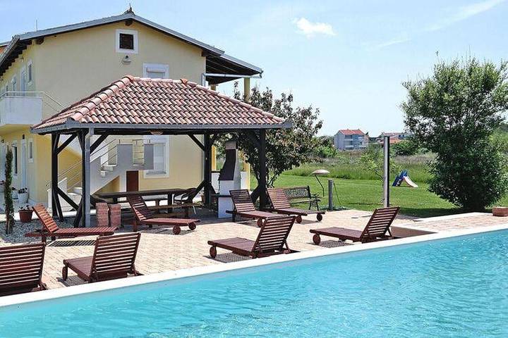 Ferienwohnung für 4 Personen, mit Balkon und Garten sowie Pool in Privlaka