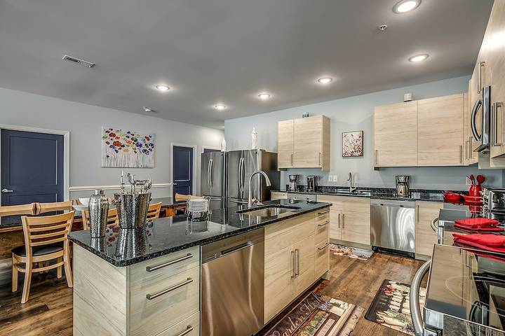 Vacation home for 40 people, with yard and terrace as well as hot tub by Myrtle Beach