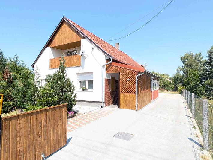Ferienhaus mit großem Garten, WLAN und Klimaanlage in Balatonfenyves, Plattensee Südufer