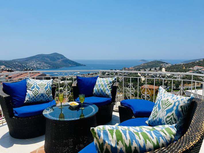 Villa for 6 people, with garden and pool as well as terrace and ocean view in Kalkan