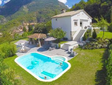 Chambre d’hôte pour 2 personnes, avec vue ainsi que jardin et piscine à Lantosque