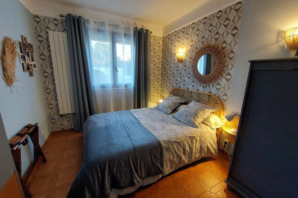 Air-conditioned 4-person house with garden and pool 10 minutes from the beach in Elna, Côte d'Améthyste