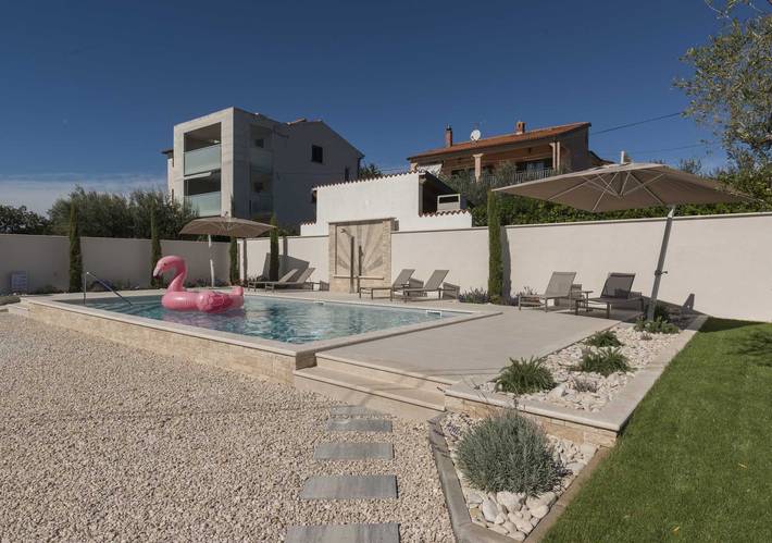 Villa für 11 Personen, mit Balkon und Terrasse sowie Garten und Pool in Umag