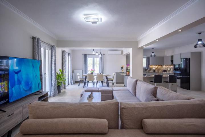 Villa for 9 people, with balcony and garden, child-friendly in Laganas