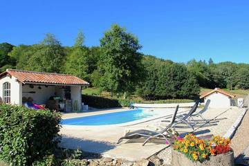 Gîte pour 2 personnes, avec piscine à Roussines